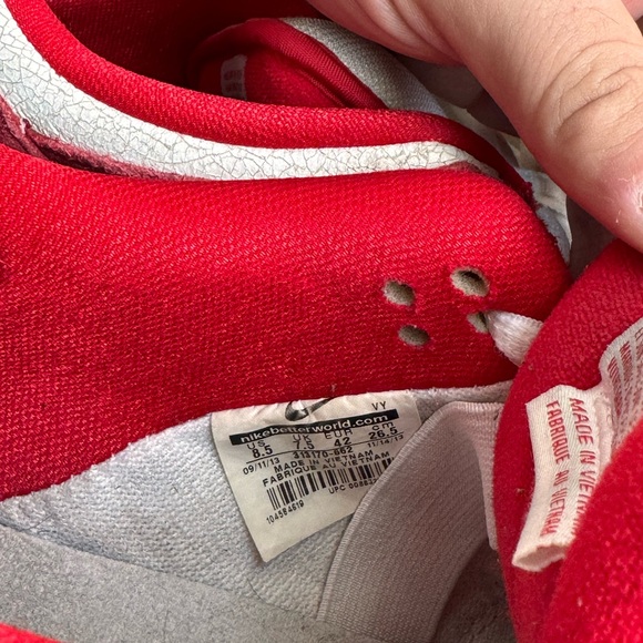 2014 Nike SB dunk low “valentine” 
Size: 8.5
Missing red laces